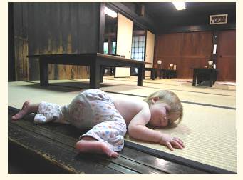 Tatami 可以刺激bb腳板的感覺,令bb行得更穩更容易學習平衡
